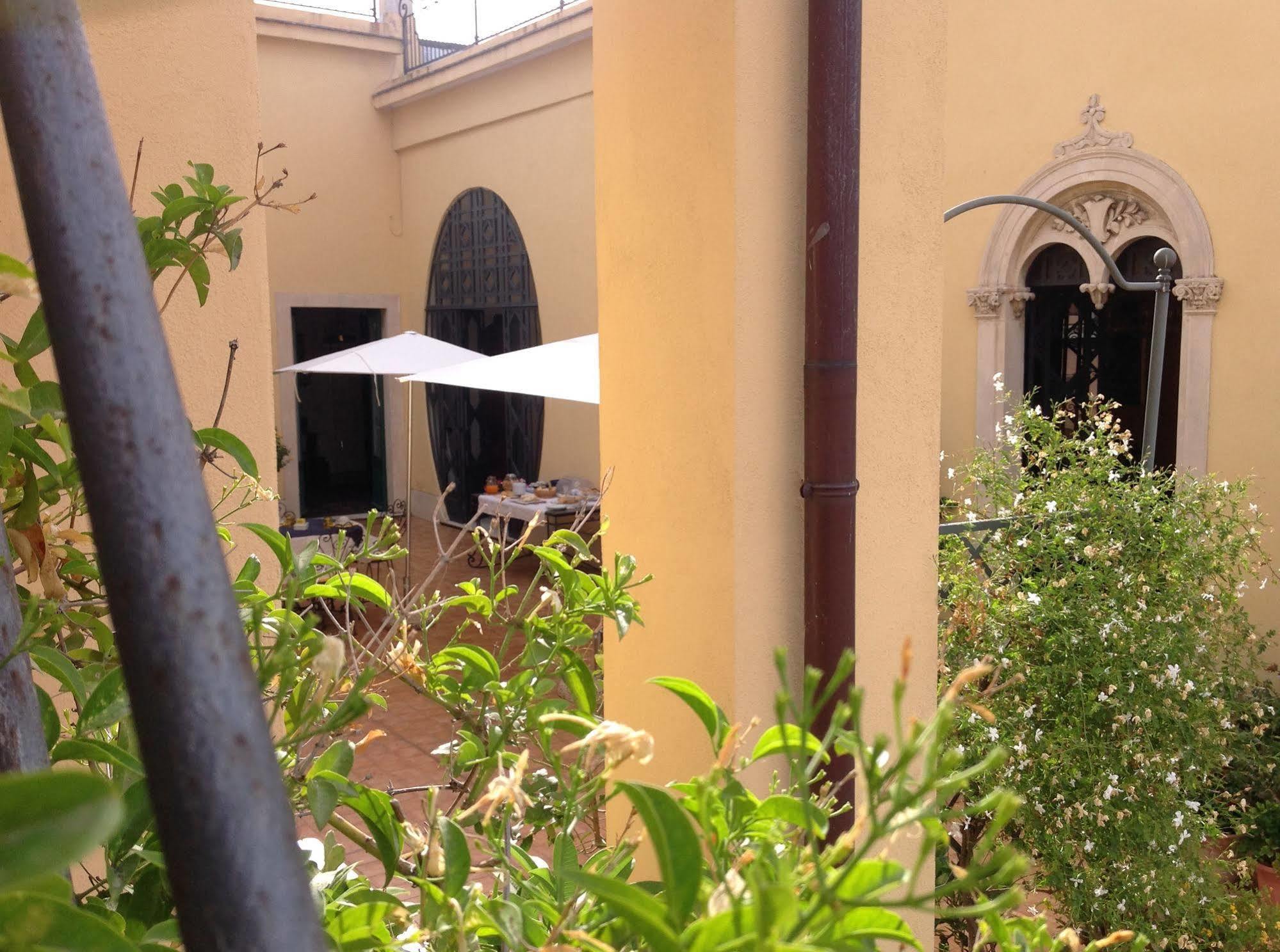 B&B Di Charme Camelie Palazzo Nicotra Riposto Kültér fotó